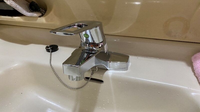 洗面台の蛇口をレバー式水栓へ交換すると小さなイライラから解放されます