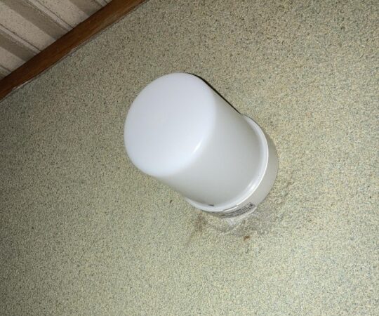 カバーが割れて電球むきだしの浴室の照明を防湿のLED照明に交換しました