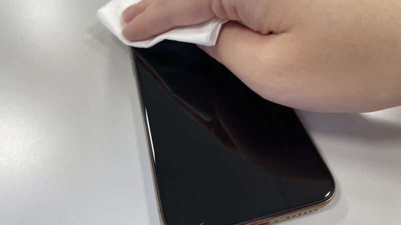 スマホの画面はテッシュで拭いちゃダメ